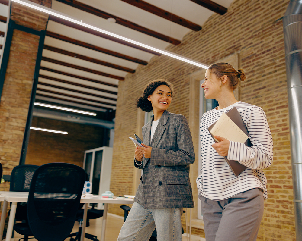 Junge Frauen laufen durch ein Büro