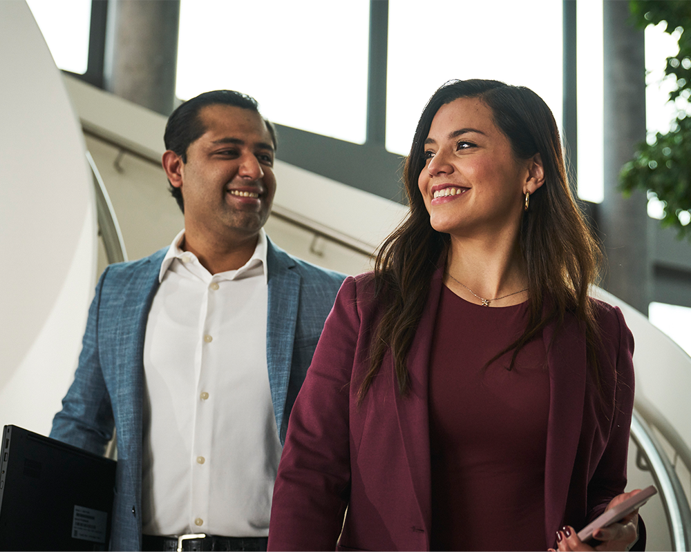 Support_1000x800_businesswomanholdingtablet