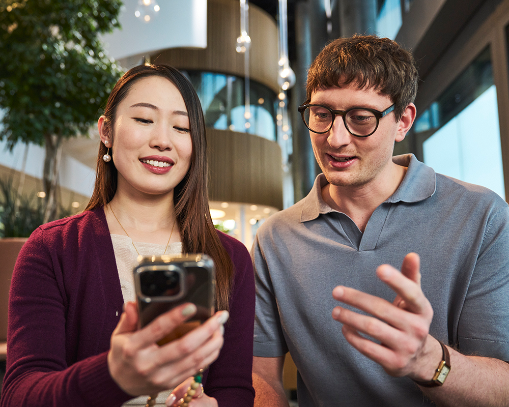 Support_1000x800_Joyfuldialoguecapturedfrombehind