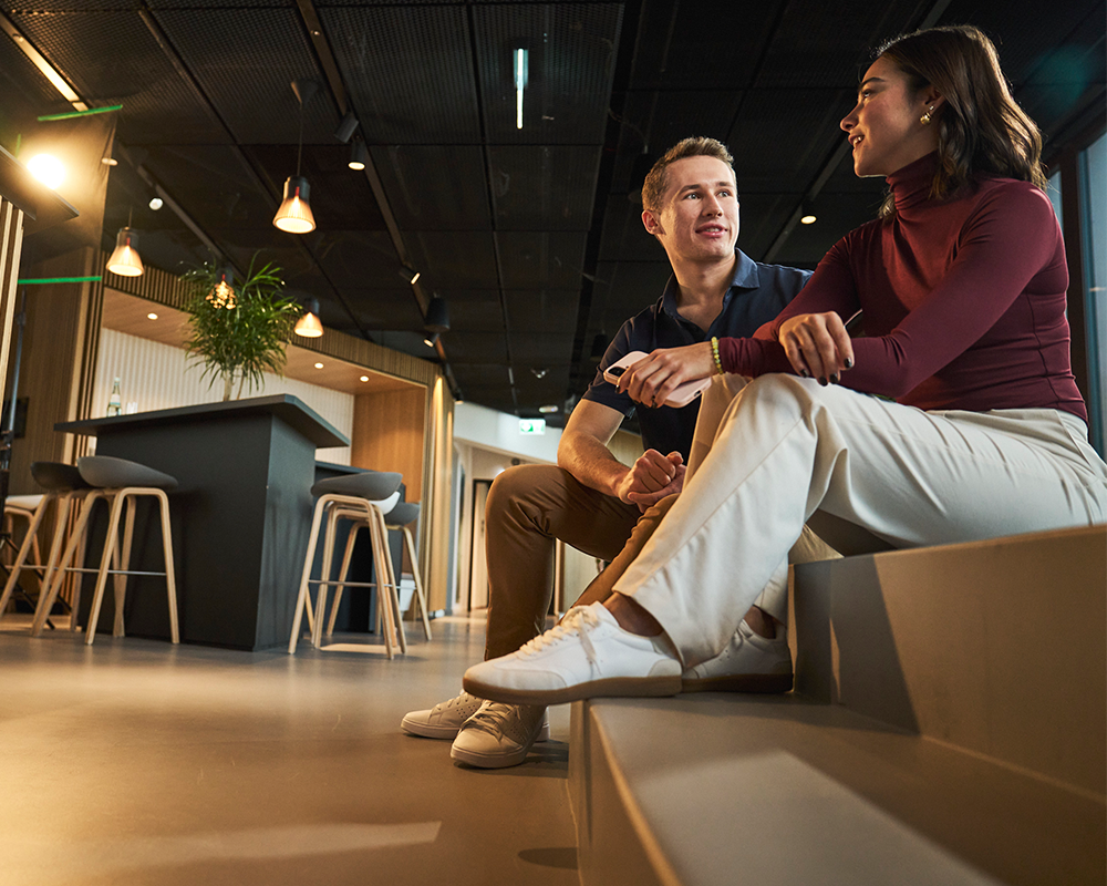 Auszubildende sitzen zusammen und unterhalten sich