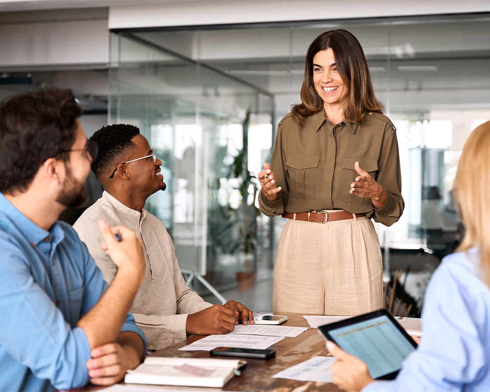 Teammeeting. in dem das Team einer Frau bei Pitch zuhört