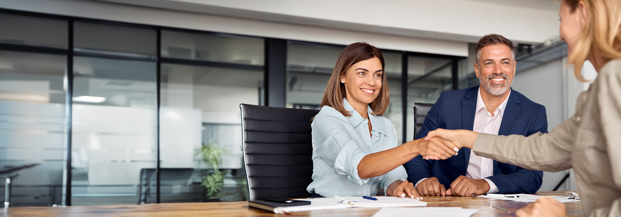 Support_2000x700_Businesswomansealsdealwithhandshake