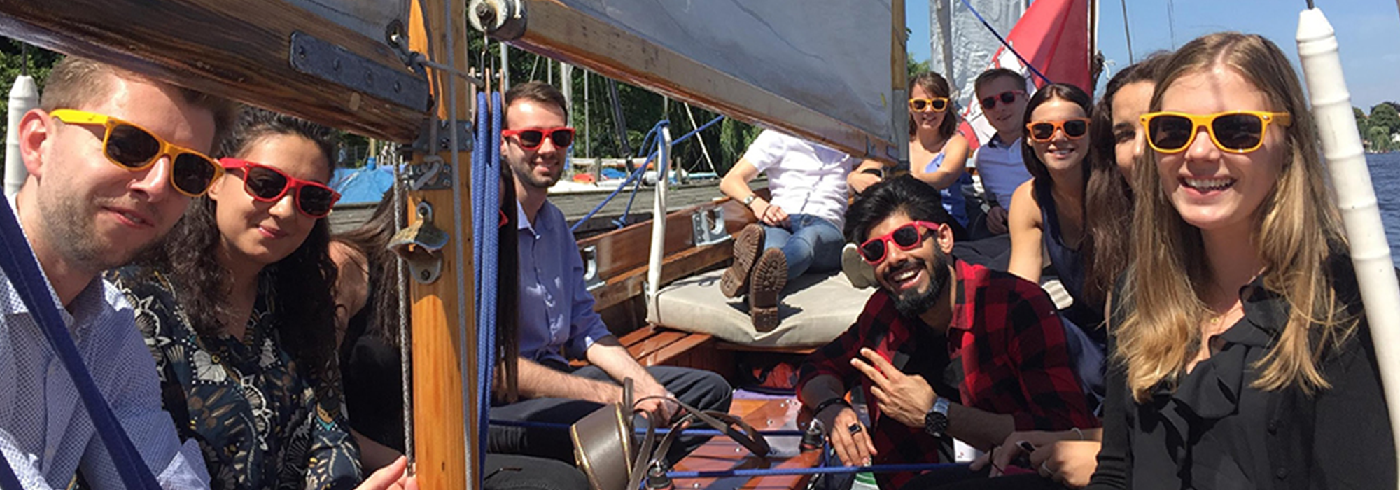 Mitglieder des Netzwerks bei einer Bootsfahrt