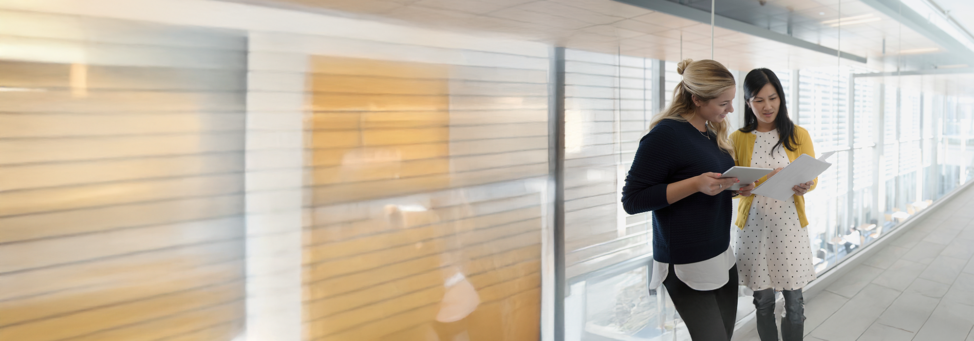 Zwei Frauen diskutieren in einem Flur