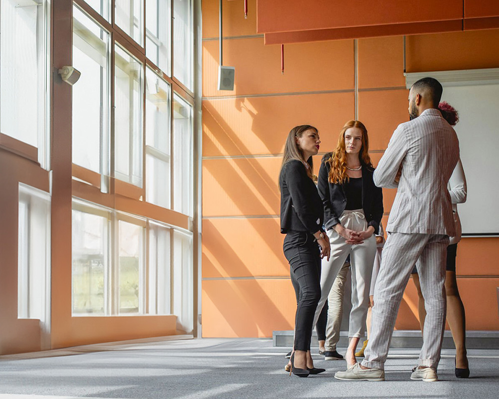 PwC Kollegen aus der Beratung laufen gemeinsam die Treppe herunter