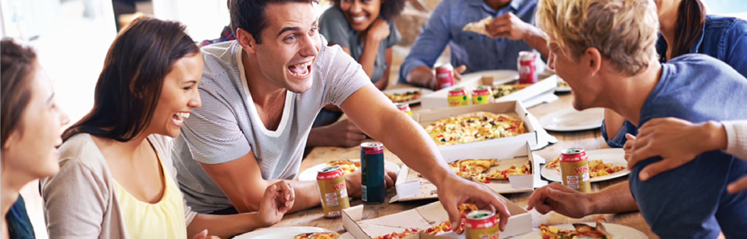 Friends eating pizza.