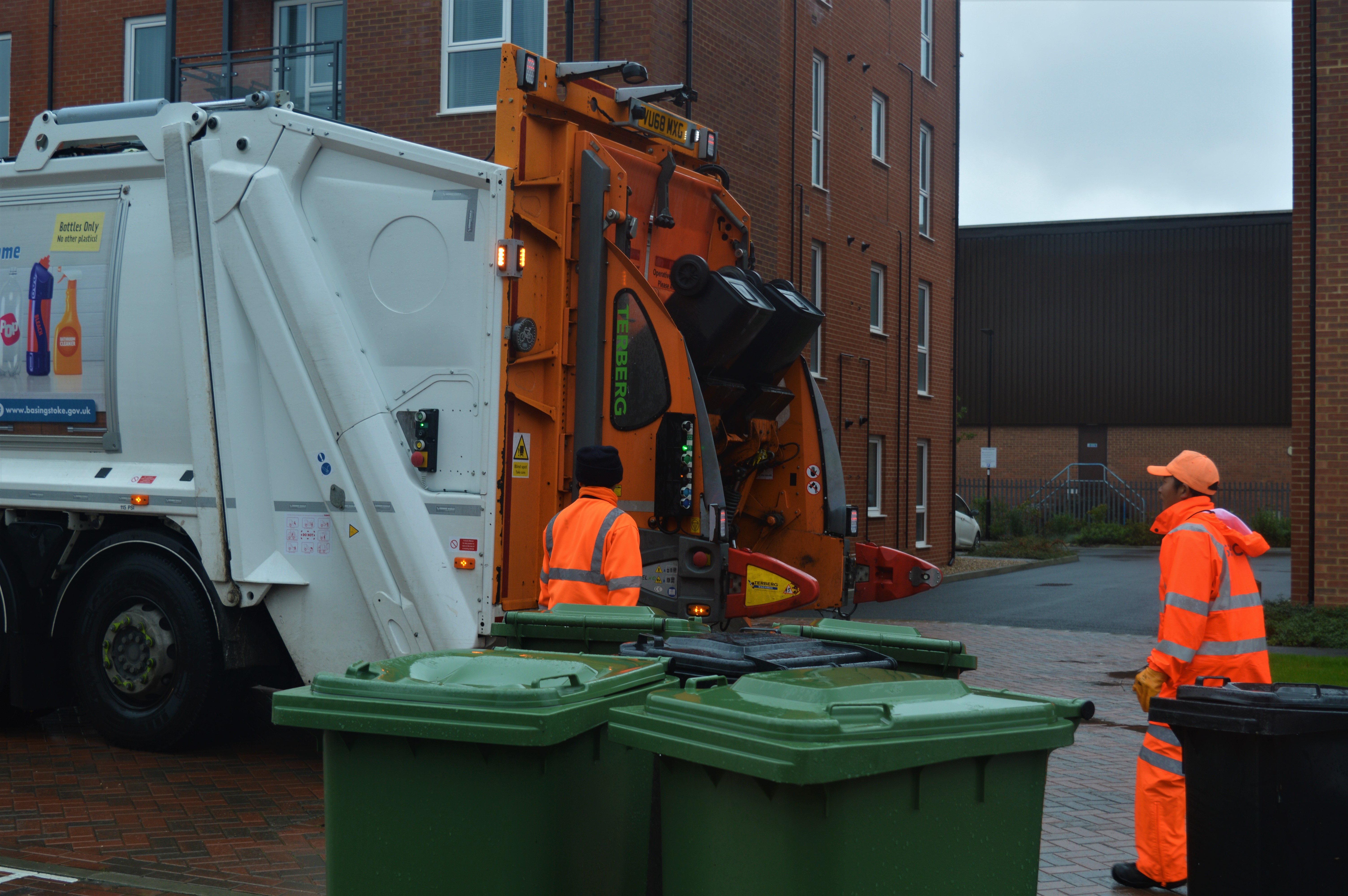 6152-24_03_2020_HartandBasingstokeandDeane3-Employee-Truck-Bins-Recycling-6016X4000
