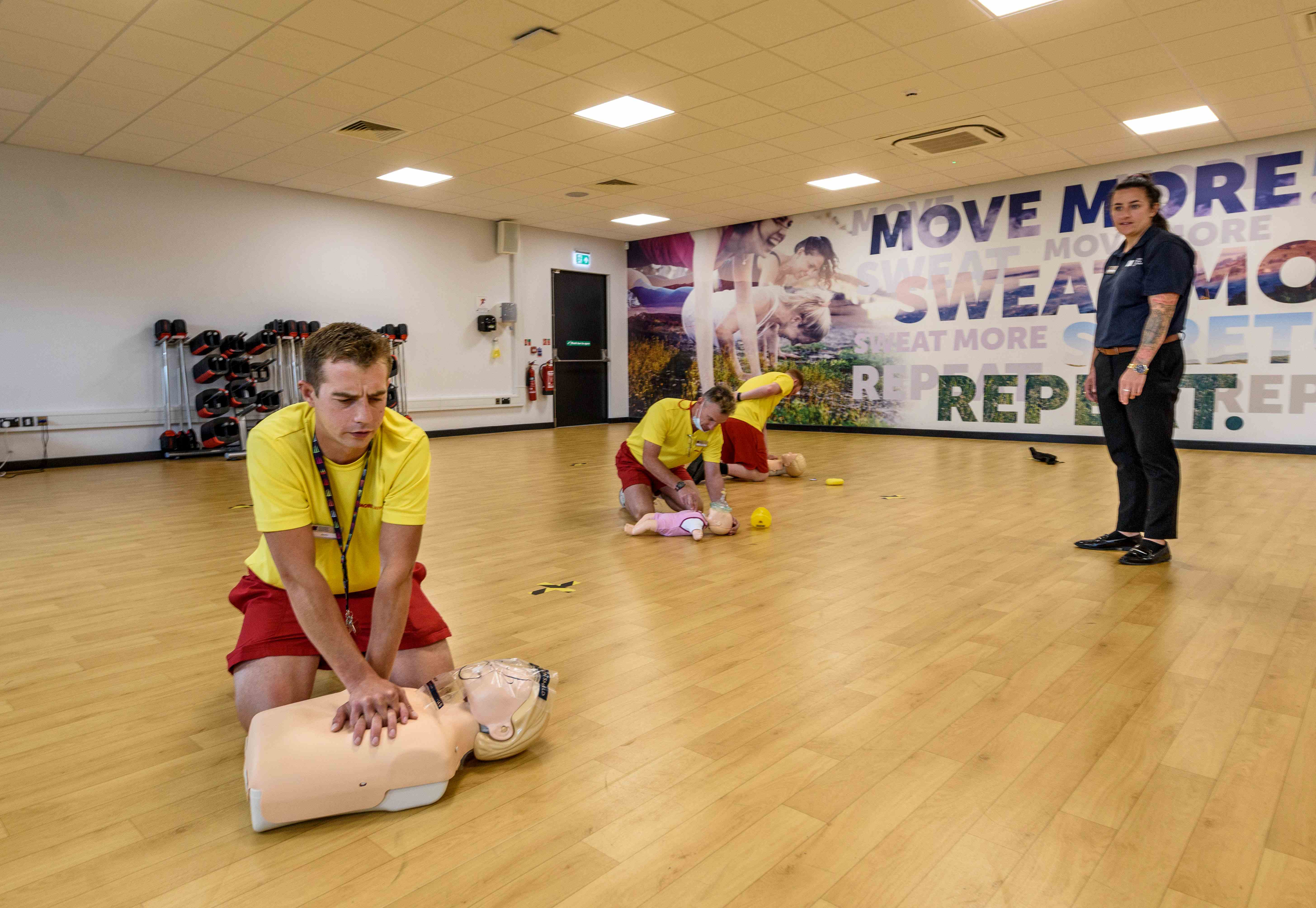 7471-04_08_2020_LadywoodLeisureCentre3-Lifeguards-CPR-Dummies-5822X4017