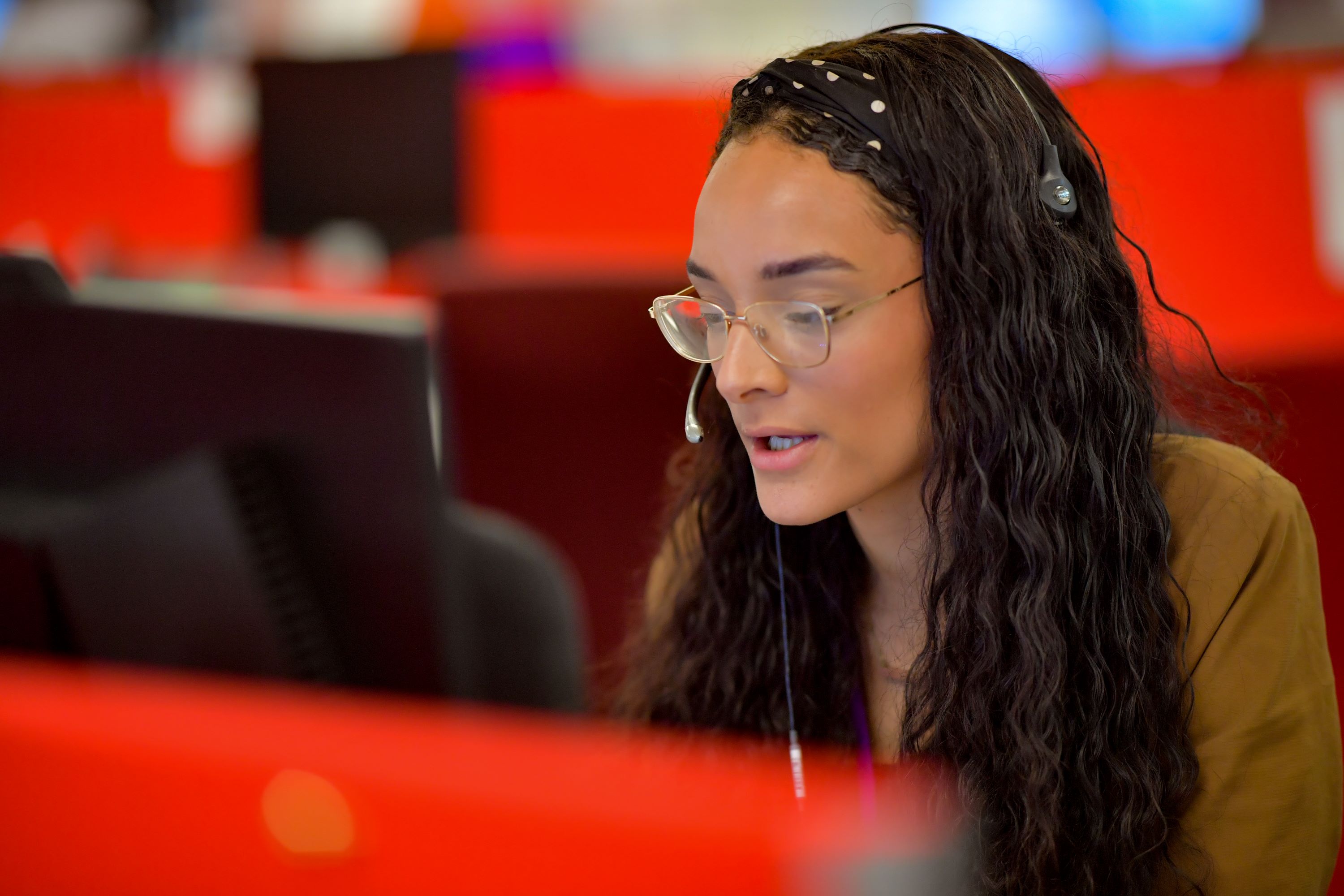 7979-10_08_2021_ManchesterMartinHouse6-Headset-Call-Centre-Employee