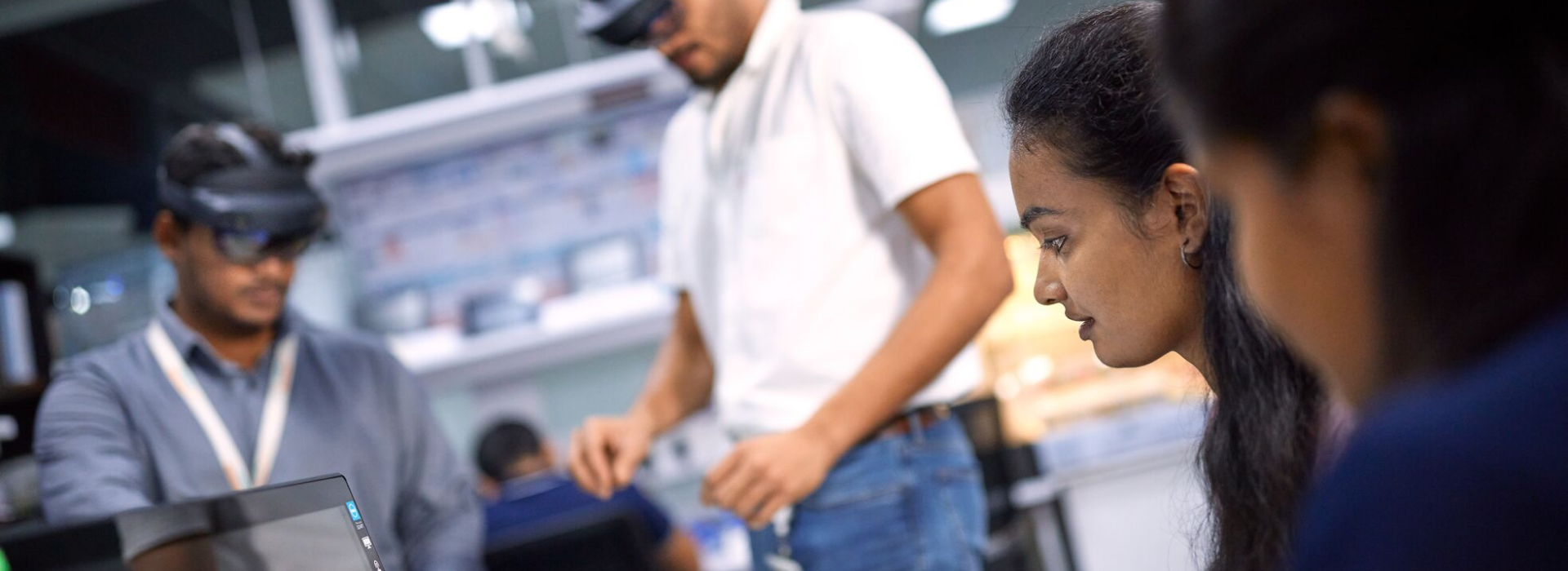 Une équipe diversifiée d’ingénieurs logiciels de Siemens Healthineers travaillant avec un ordinateur portable et des appareils 3D