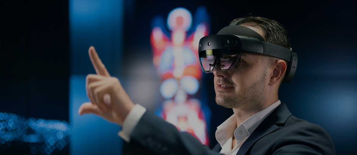 Siemens Healthineers employee working with virtual glasses