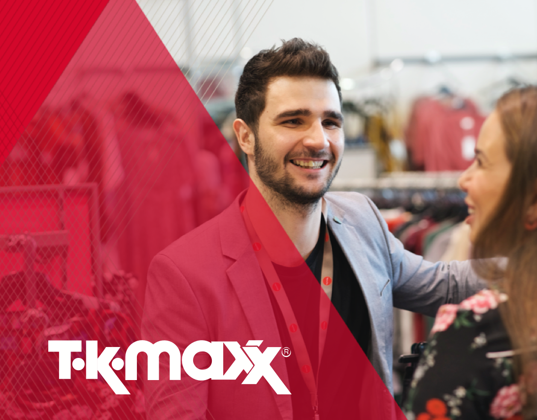 Une employée de TJMAXX plie des serviettes en souriant.