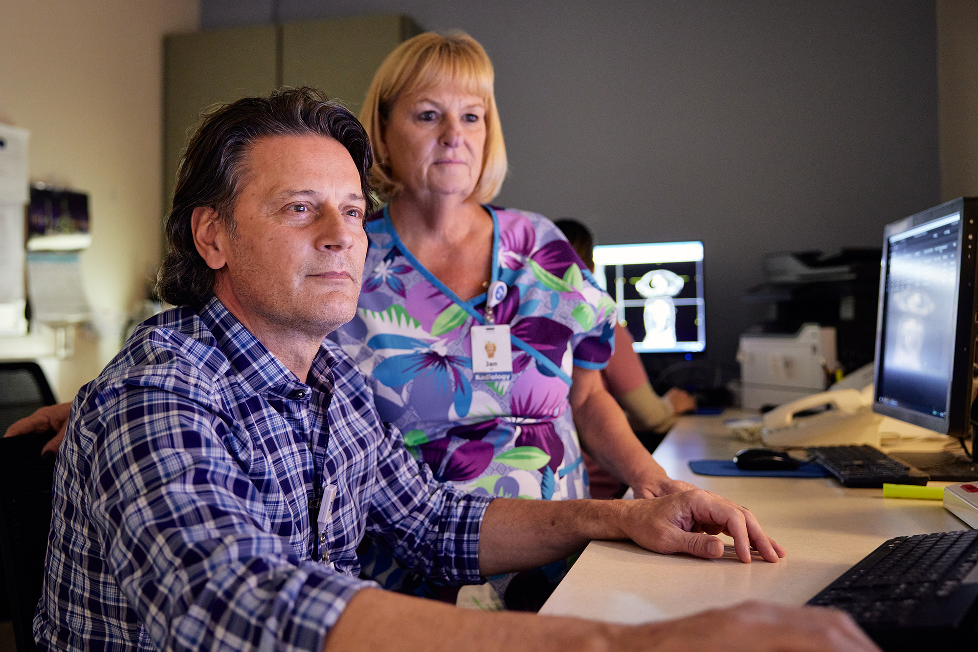 MWH-Imaging-CT-Scan-Computer-Team-reviewing-technologist