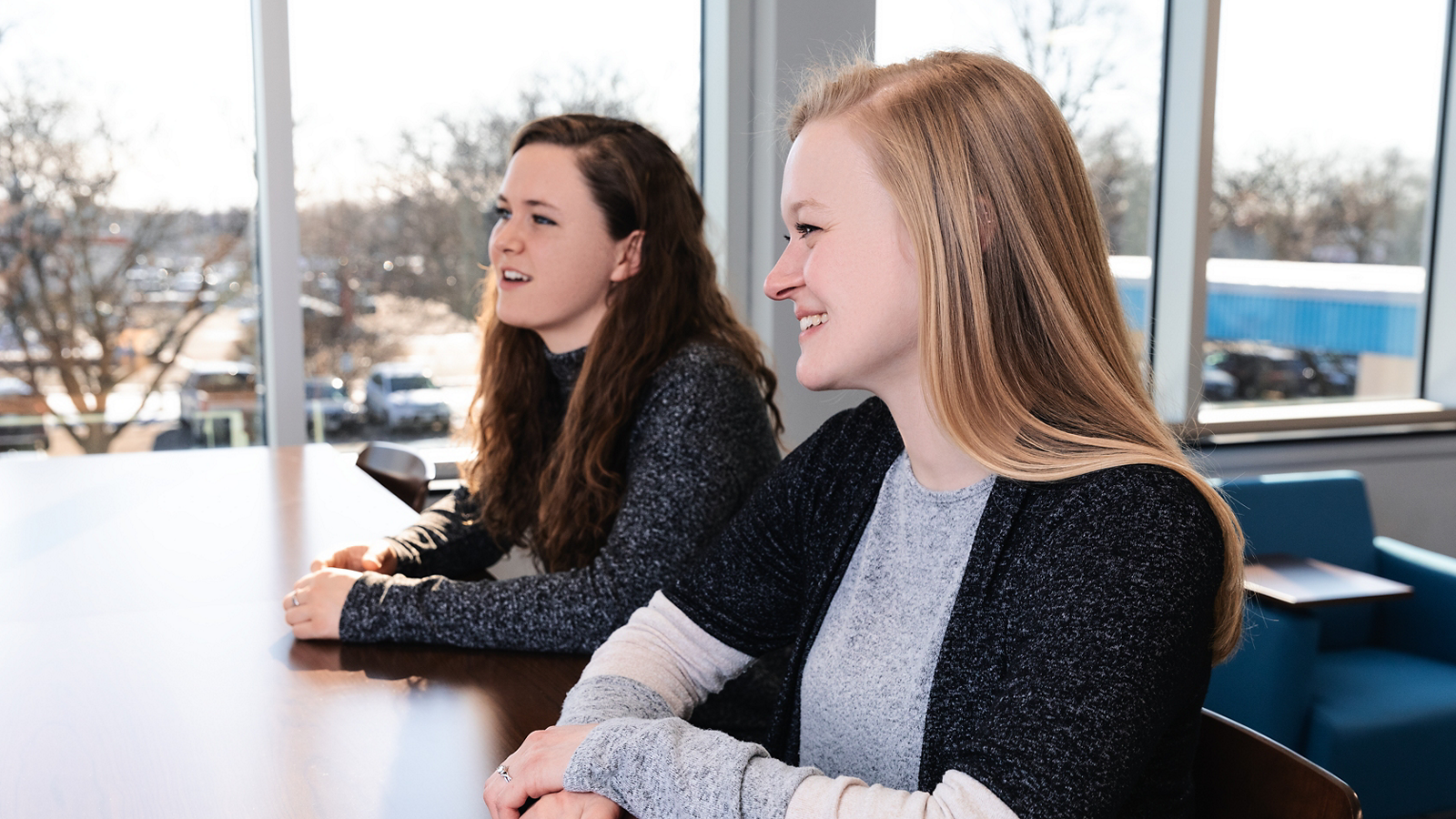 teamwork_women-meeting-thermoking_tt_xlarge-16-9