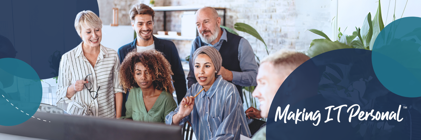 Un groupe diversifié de six professionnels réunis autour d’un ordinateur, engagés dans une discussion et une collaboration. Le graphique comprend la phrase "Making IT Personal" en lettres cursives blanches.