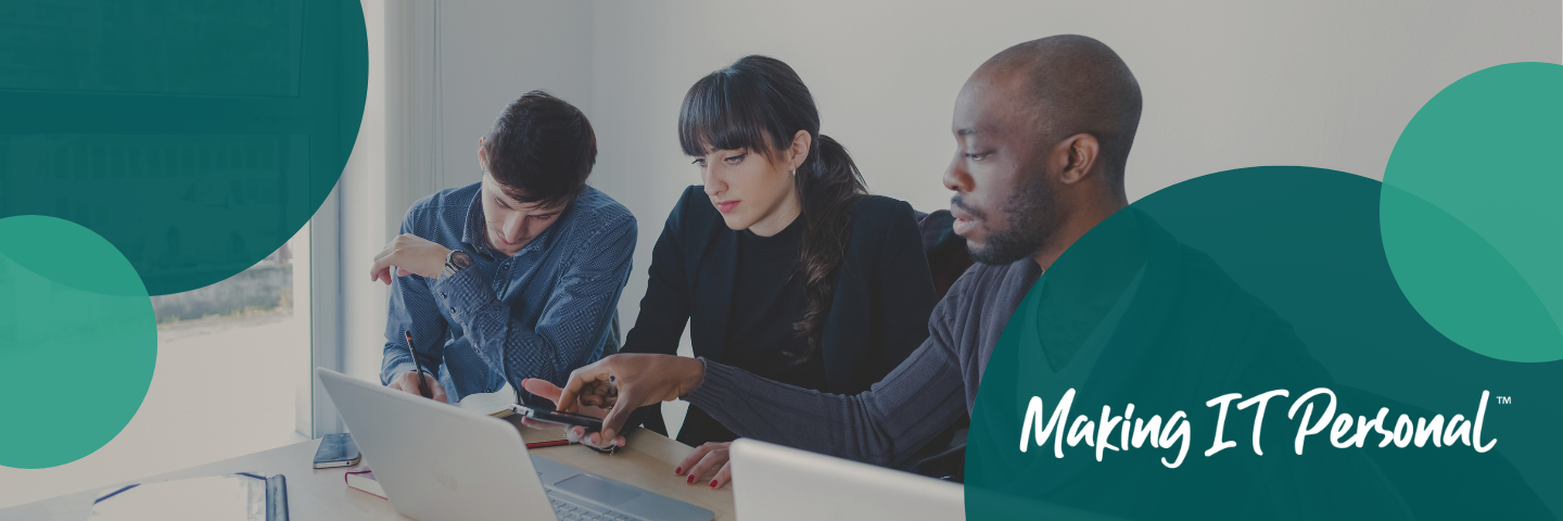 Compañeros de trabajo sentados juntos mirando una pantalla de computadora con un borde de círculos verdes