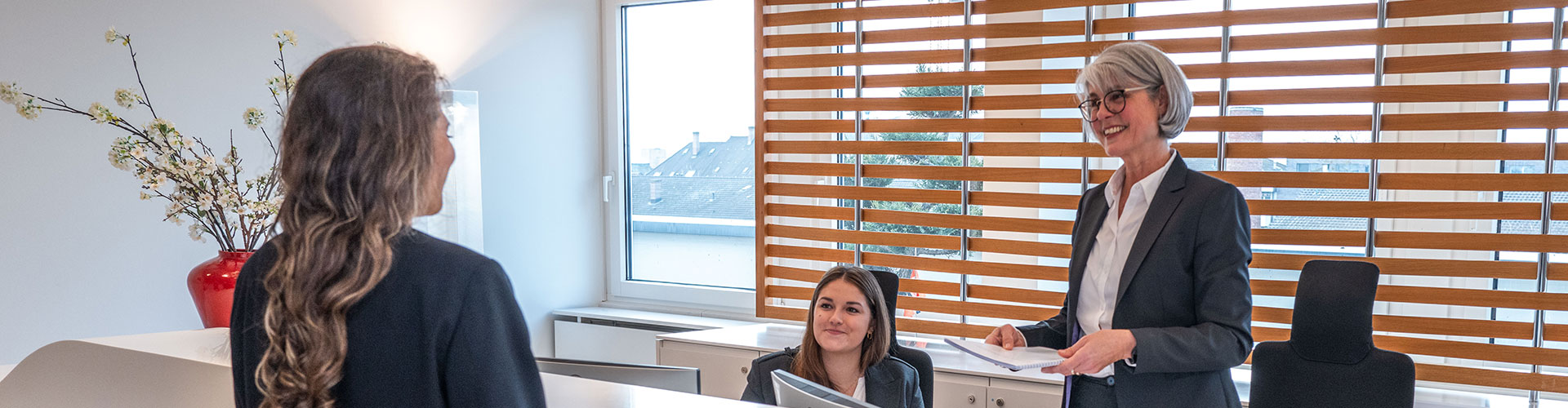 Staff-Front-Desk-Reception-Basel-1920x500