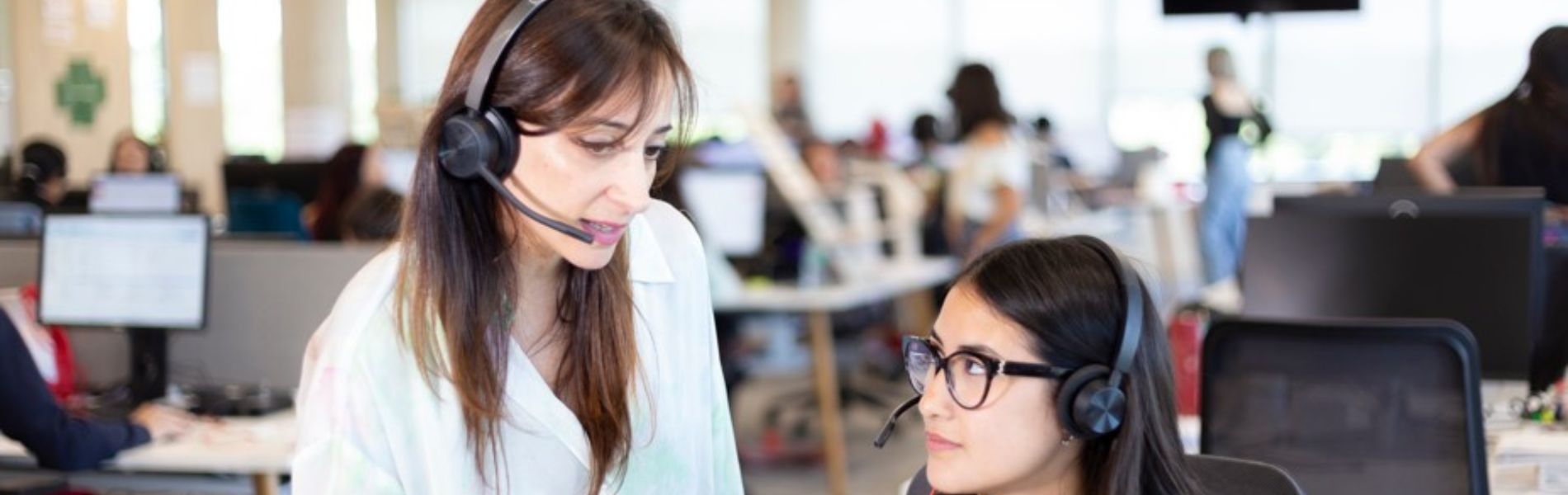 Chicas de televenta conversando entre ellas.