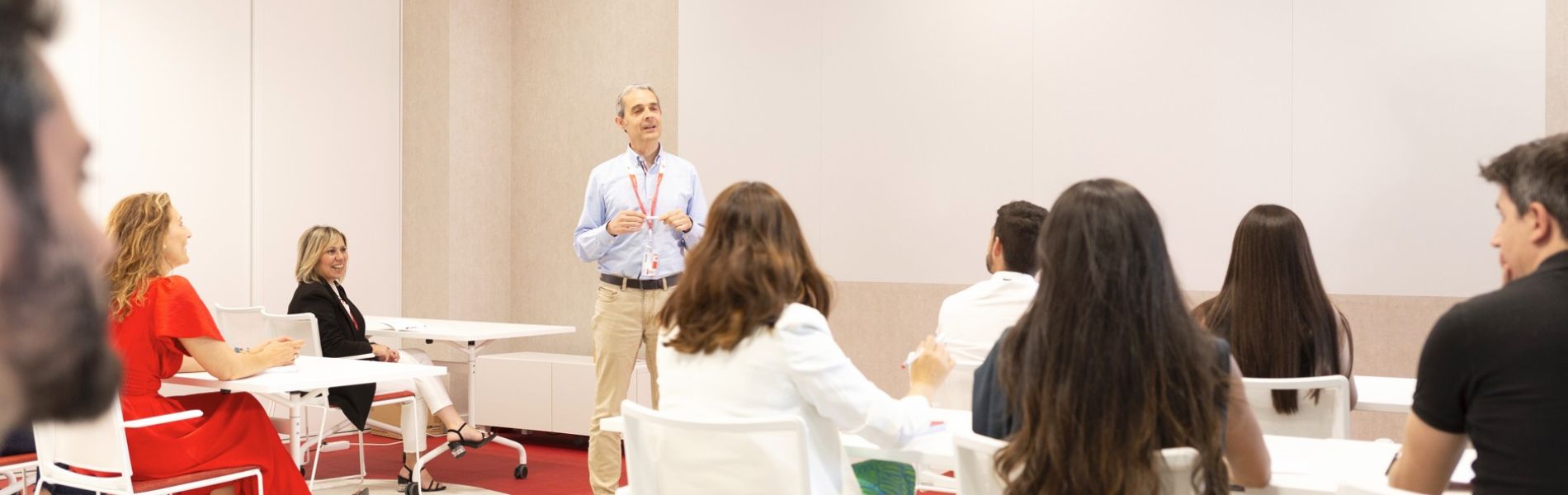 Hombre dando una charla en sala de reuniones