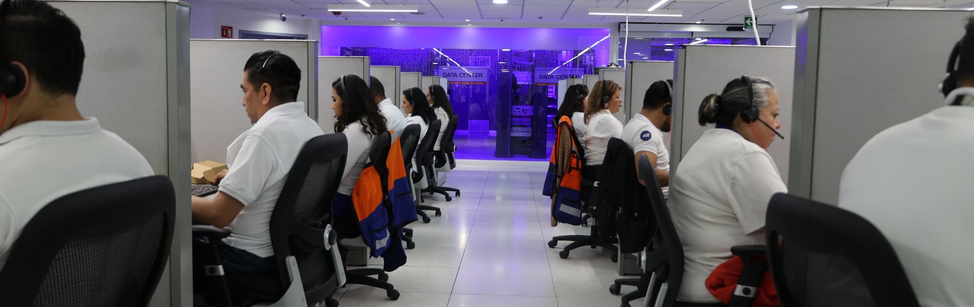 Grupo de trabajadores de atención al cliente sentados.