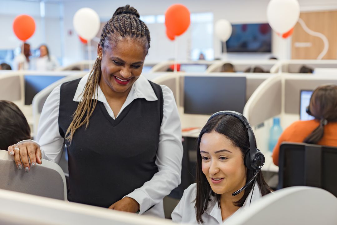 Colaboradores dando boas vindas