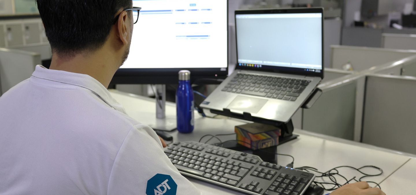 Técnico de ADT México trabajando en oficina