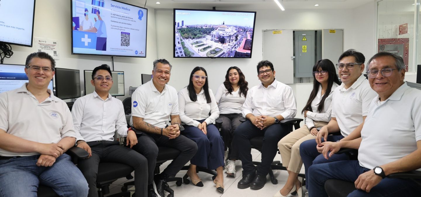 Equipo completo de ADT en oficina de México.