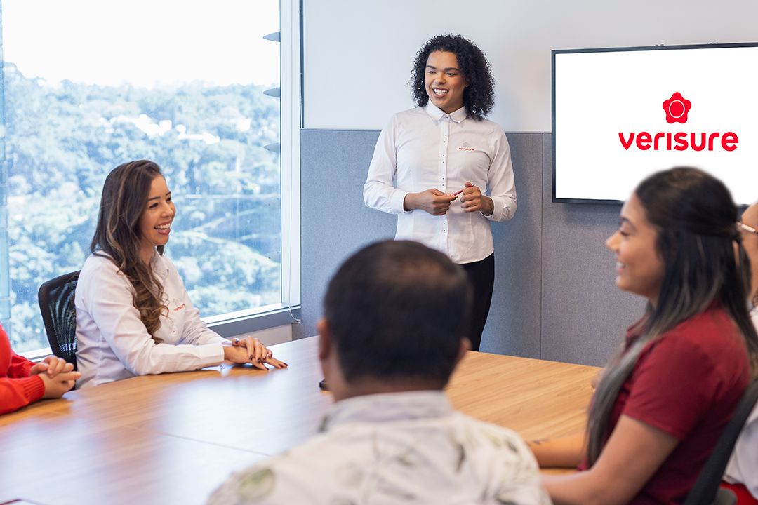 Colaboradores dando boas vindas