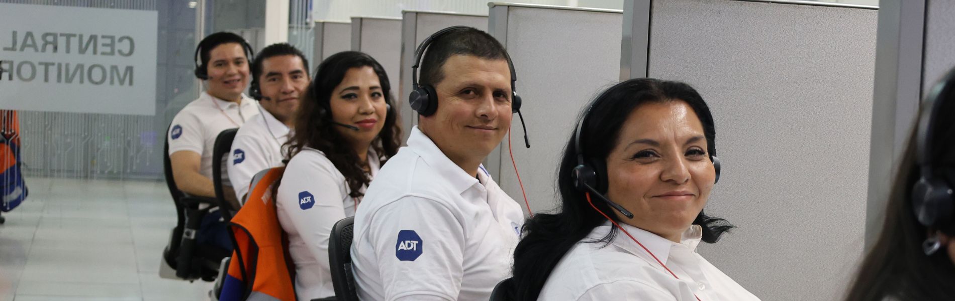 Trabajadores con cascos de compras en ADT México.