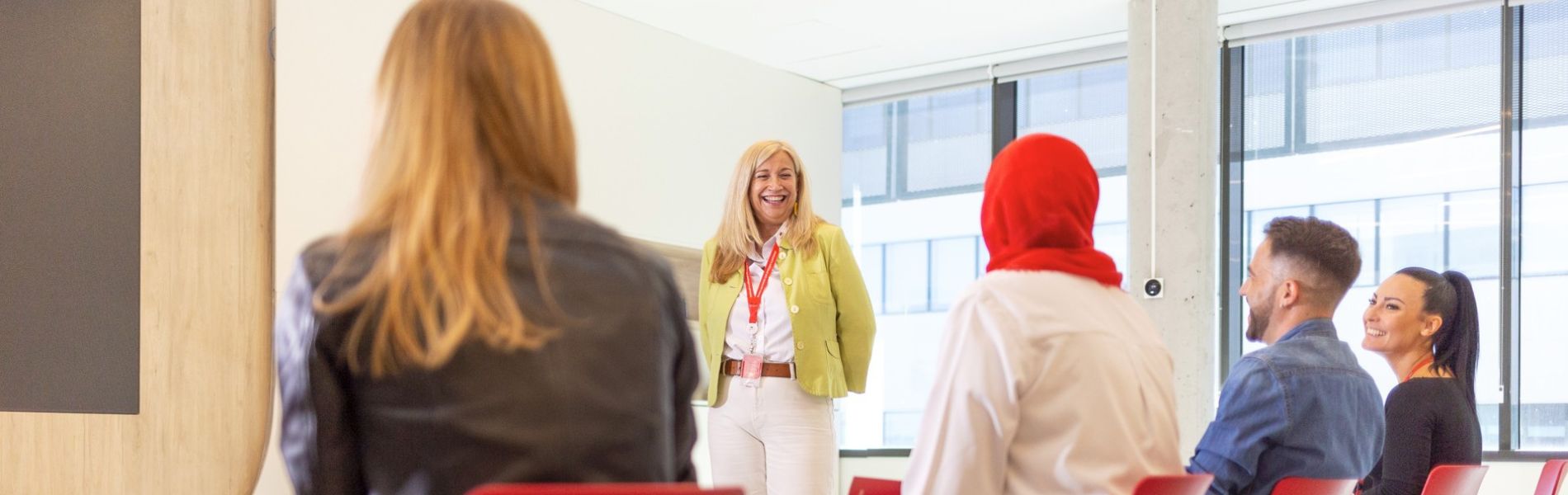 Mujer riéndose en una charla de equipo de Verisure.