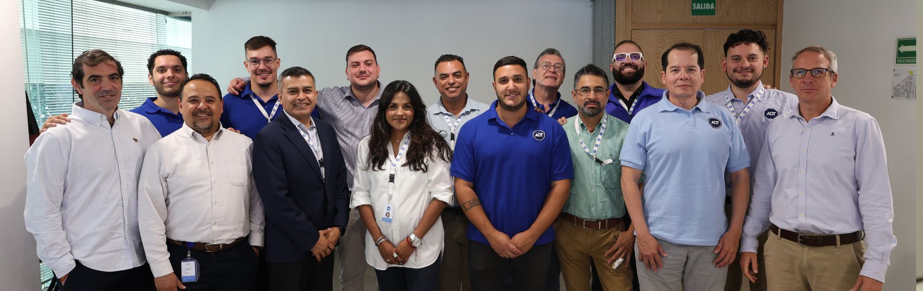 Empleados de ADT México en grupo.