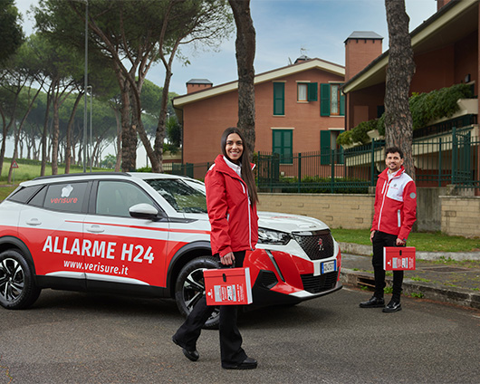 Sikkerhedskonsulent foran hus med par