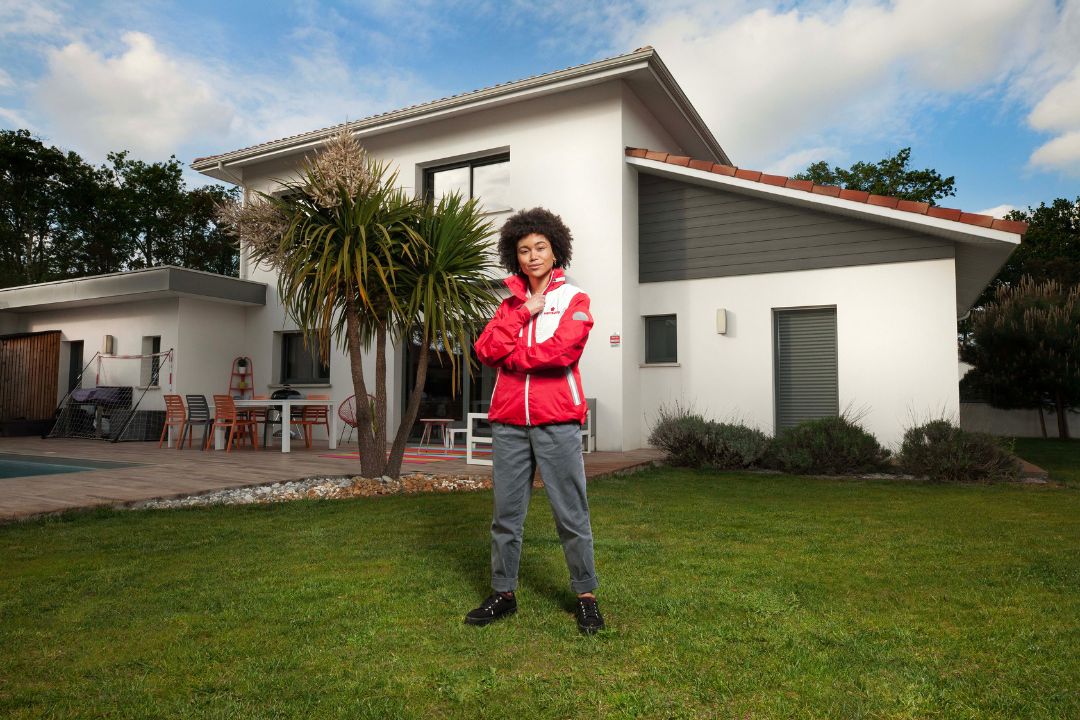 Vendedora de Verisure en jardín