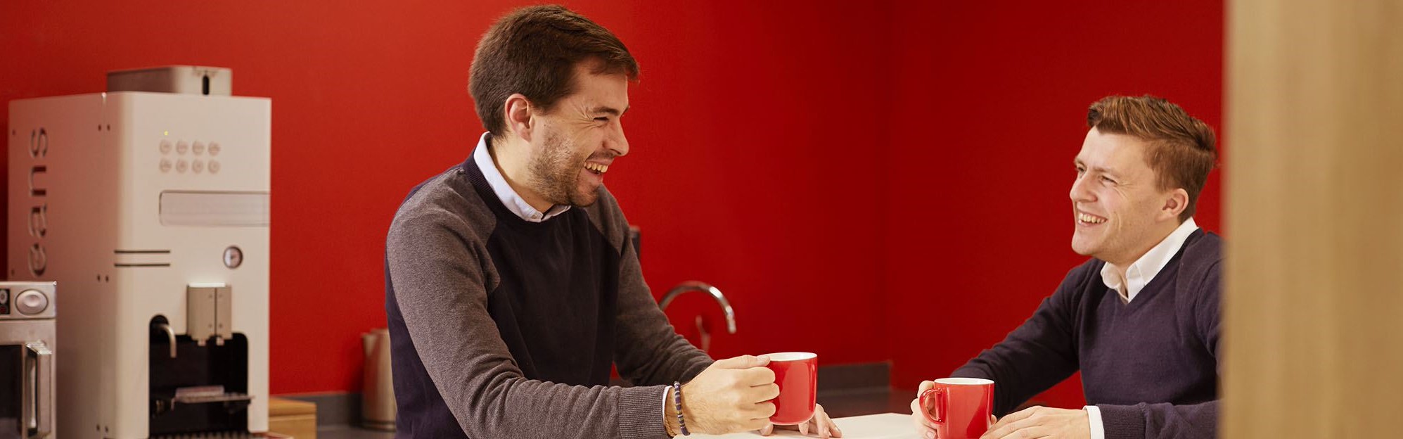 Verisure Kollegen in der Küche mit Kaffee