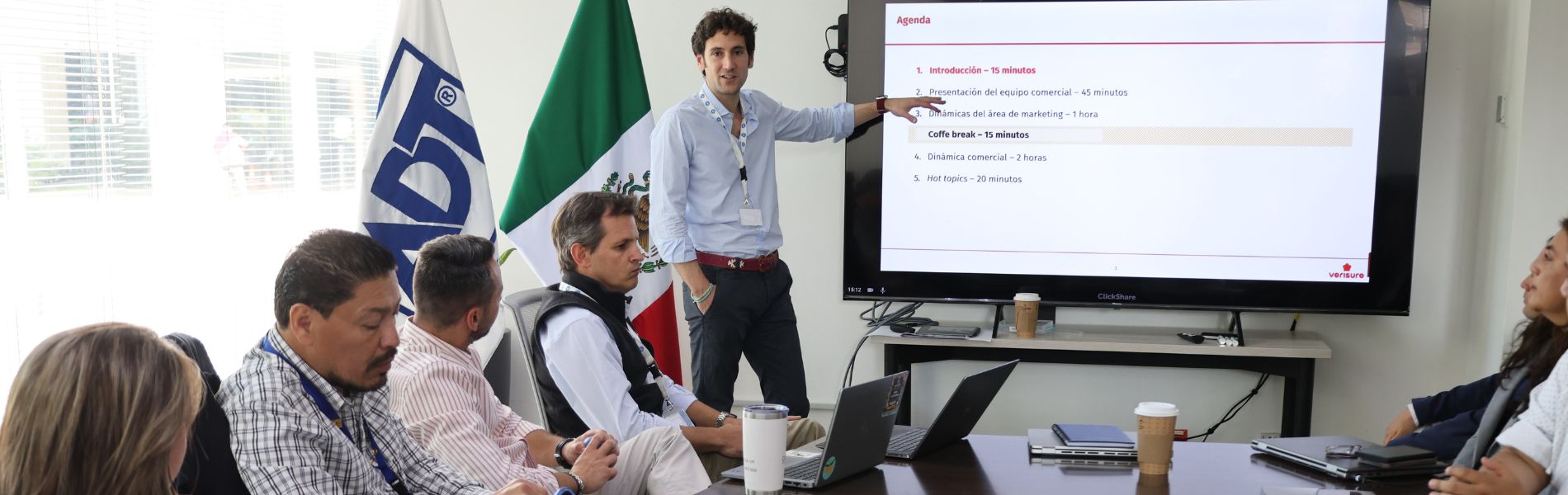Trabajador de ADT exponiendo en una reunión.