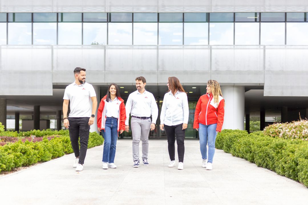 Empleados de Verisure andando en exterior.