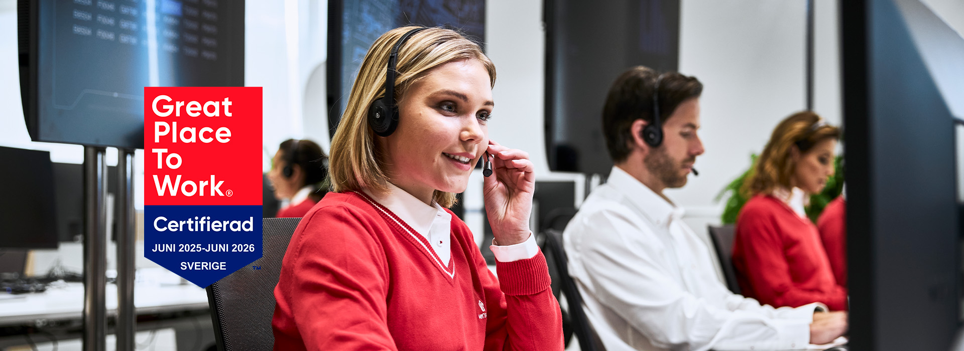 Verisure medarbetare jobbar framför datorn