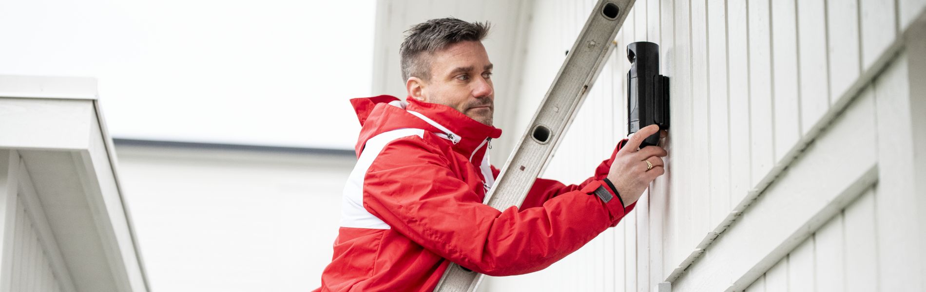 Comerciales de Securitas Direct mirando tablet