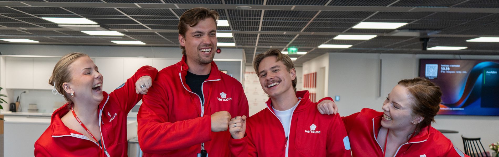 Verisuren turvapalvelumyyjä keittiössä