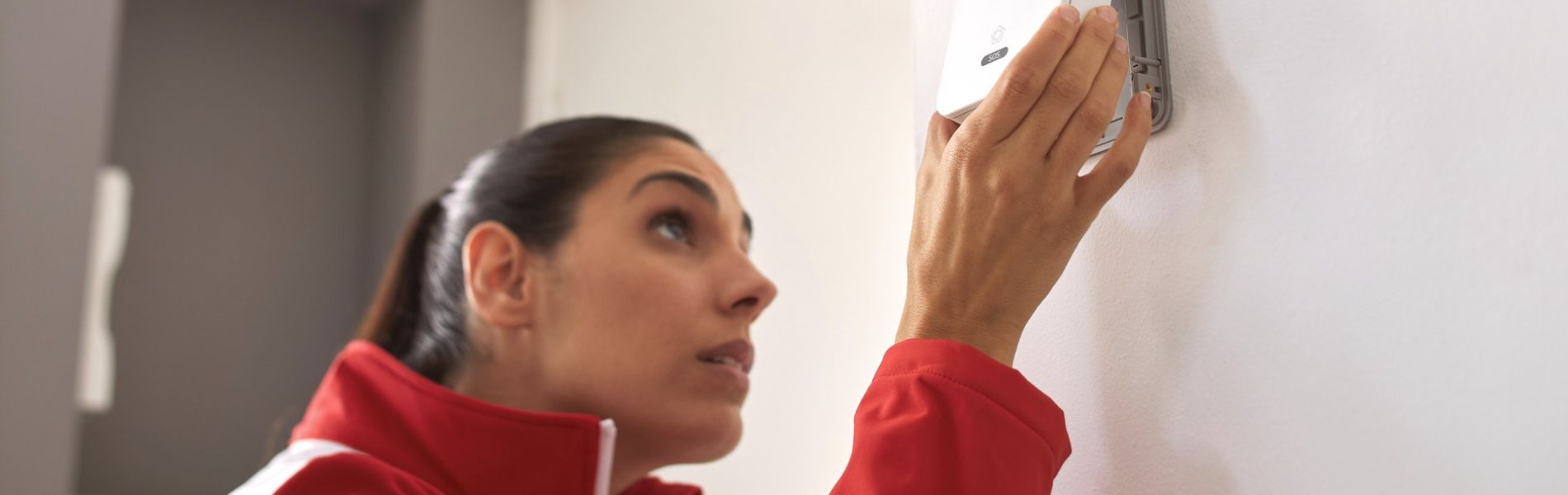 Instaladora de Verisure comprobando el estado de alarma.