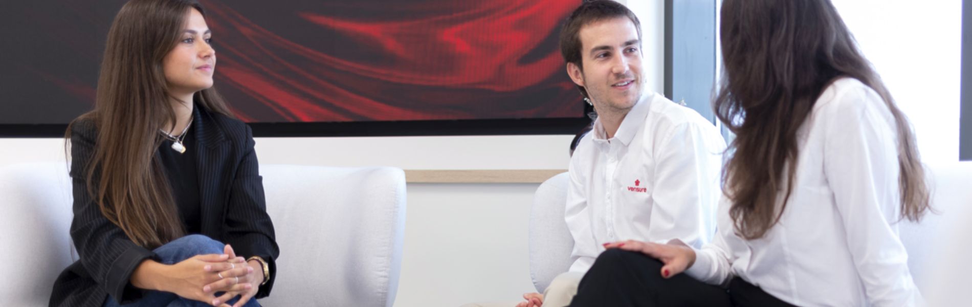 Tres personas de soporte de ventas hablando.