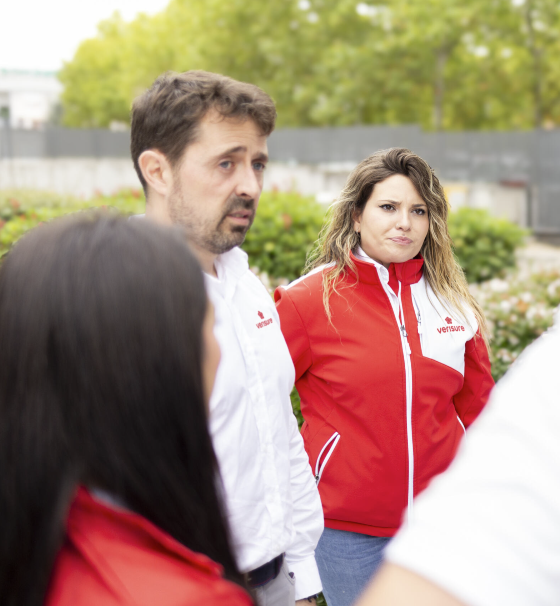 Comerciales de Verisure en exterior atentos.