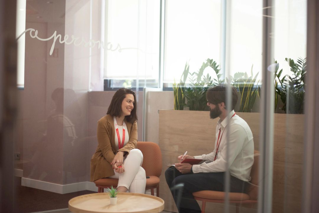 Empleados de Verisure hablando en una sala de reuniones.