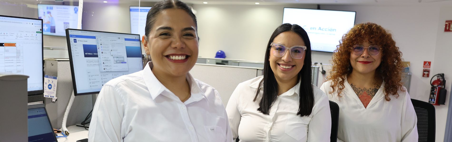Chicas de ADT en oficinas de México