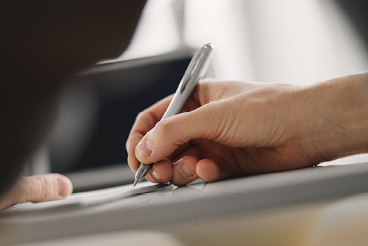 Personer sitter vid ett bord