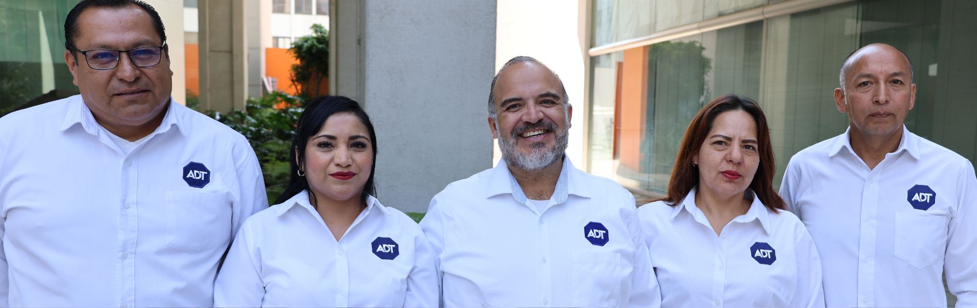 Empleados en la oficina de ADT México