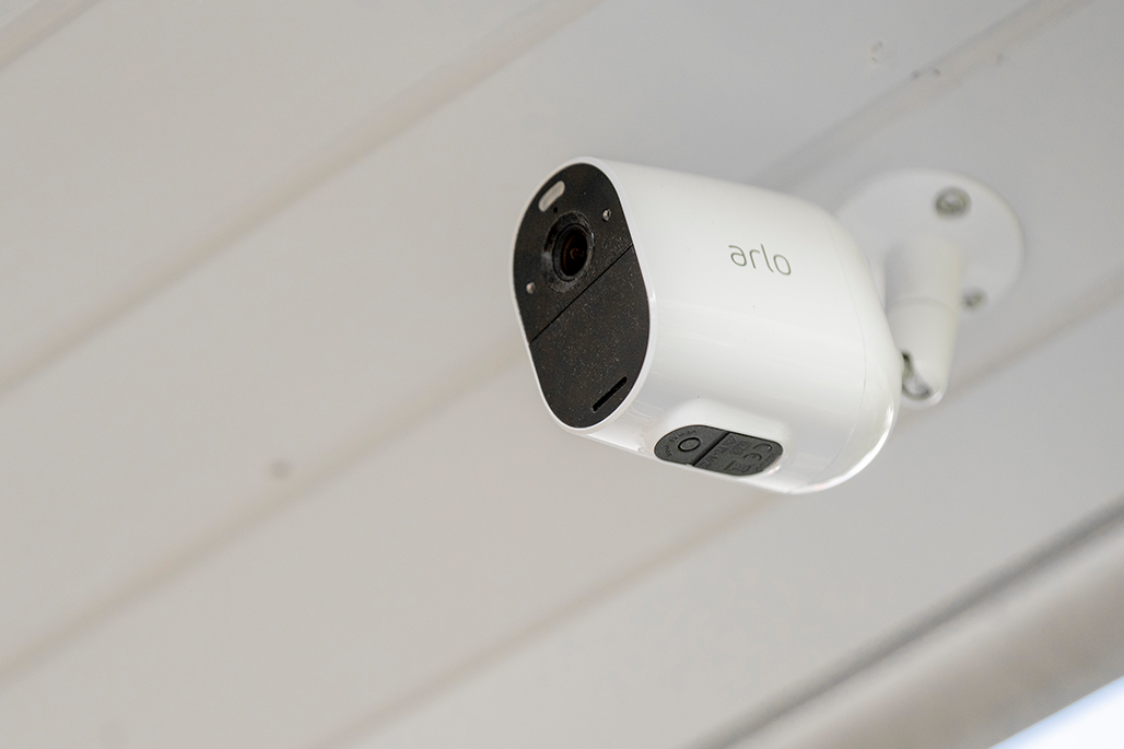 Homem em café com smartphone