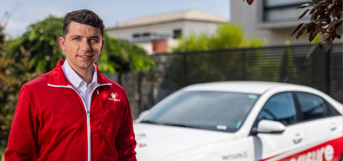 Verisure employee wearing branding