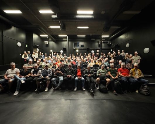 Verisuren kollegoita shekkien kanssa