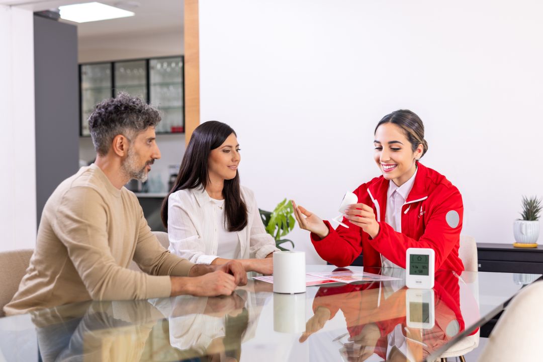 Comercial de Verisure mostrando un producto a clientes.